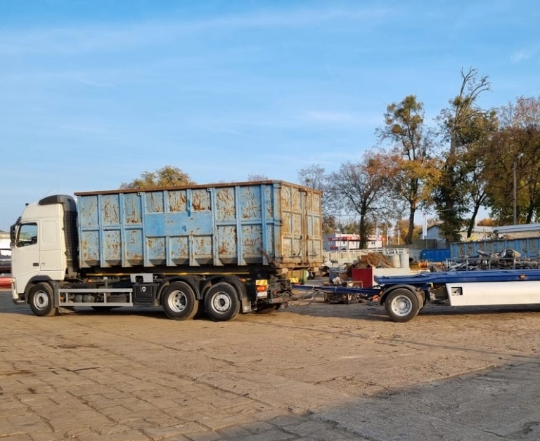 Niebieski kontener na ciężarówce